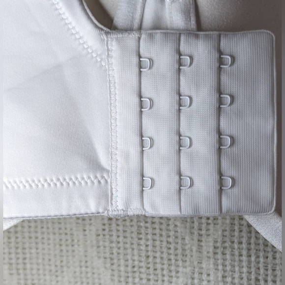 Vanity‎ Fair 42D White Full Coverage Nearly Invisible 3-Way Convertible Bra - Picture 5 of 6